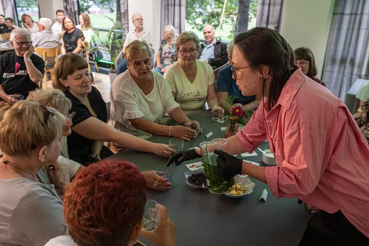 Podczas degustacji naparów uczestnicy Fundacji Czerwony Krakowiak odkrywają aromat i smak ziół, łącząc pasję do roślin z radością wspólnego doświadczenia.