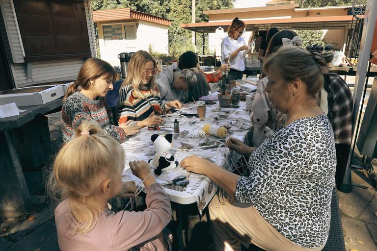 Warsztaty florystyczne Fundacji Czerwony Krakowiak, gdzie dzieci i dorośli wspólnie uczą się sztuki tworzenia pięknych kompozycji kwiatowych.