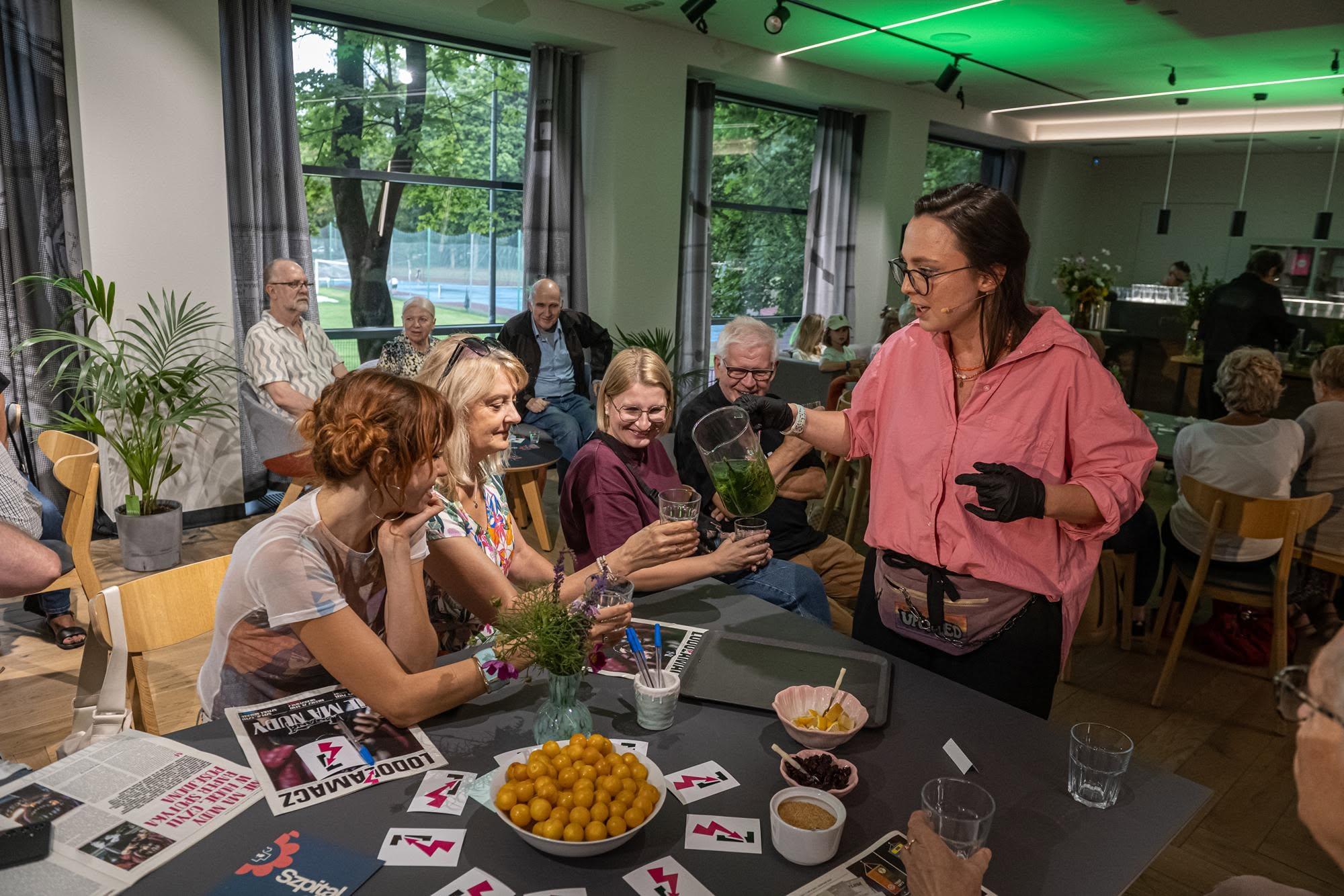 Podczas warsztatów Fundacji Czerwony Krakowiak uczestnicy degustują herbaty ziołowe i poznają aromatyczne właściwości roślin.