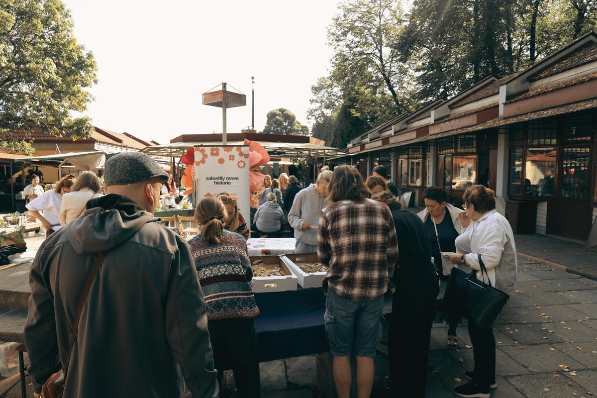 Na Placu Targowym Bulwar w Nowej Hucie odbywają się ekologiczne warsztaty Fundacji Czerwony Krakowiak, przyciągając mieszkańców zainteresowanych zielenią i ogrodnictwem.