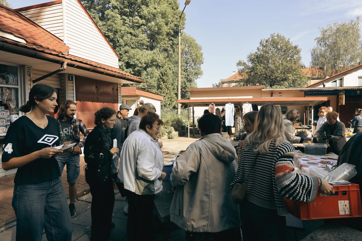 Mieszkańcy Nowej Huty na jesiennym targu ekologicznym Zielonego Bulwaru Sąsiedzkiego, gdzie Fundacja Czerwony Krakowiak dzieli się wiedzą o roślinach i zieleni.