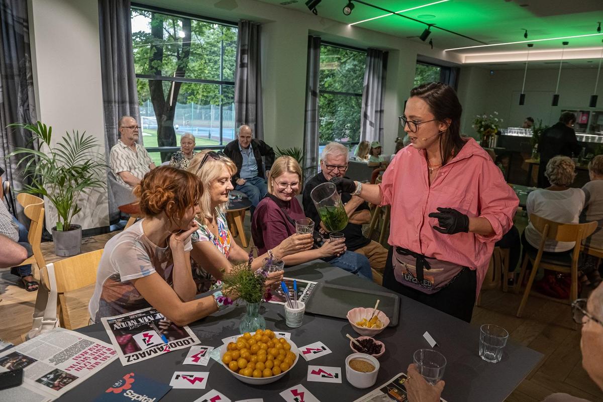 Edukacyjne warsztaty florystyczne Fundacji Czerwony Krakowiak, gdzie uczestnicy degustują naturalne napary z roślin i poznają ich właściwości.