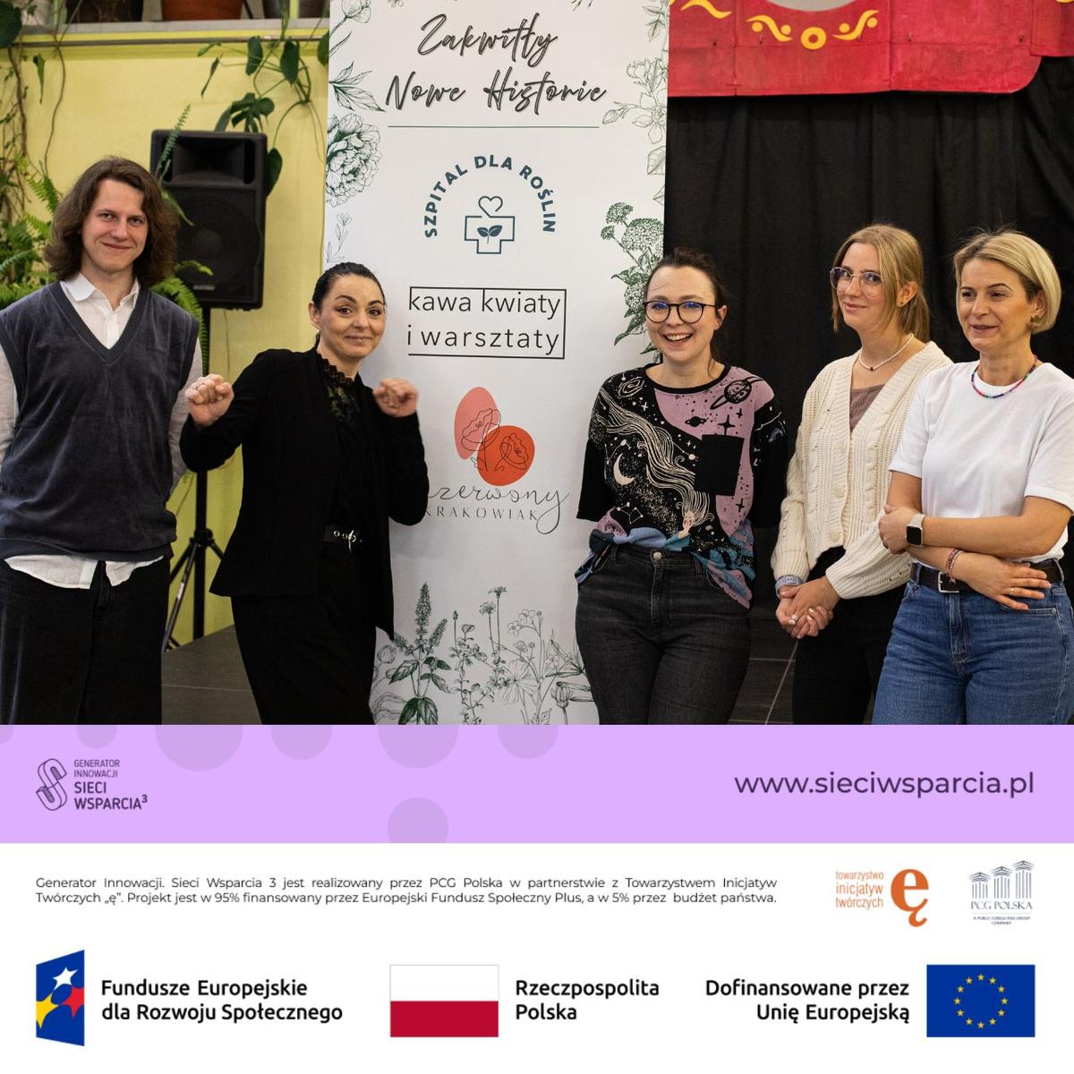 Pięć osób pozuje przy banerze promującym warsztaty i kawę kwiaty w ramach projektu Szpitala dla Roślin.