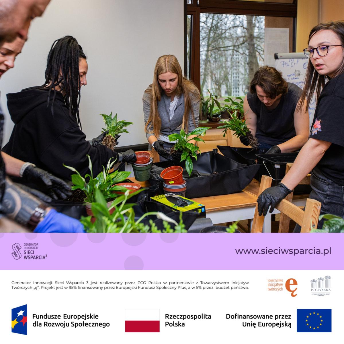 Grupa młodych ludzi uczestniczy w warsztatach ogrodniczych, sadzając rośliny w doniczkach podczas projektu edukacyjnego.