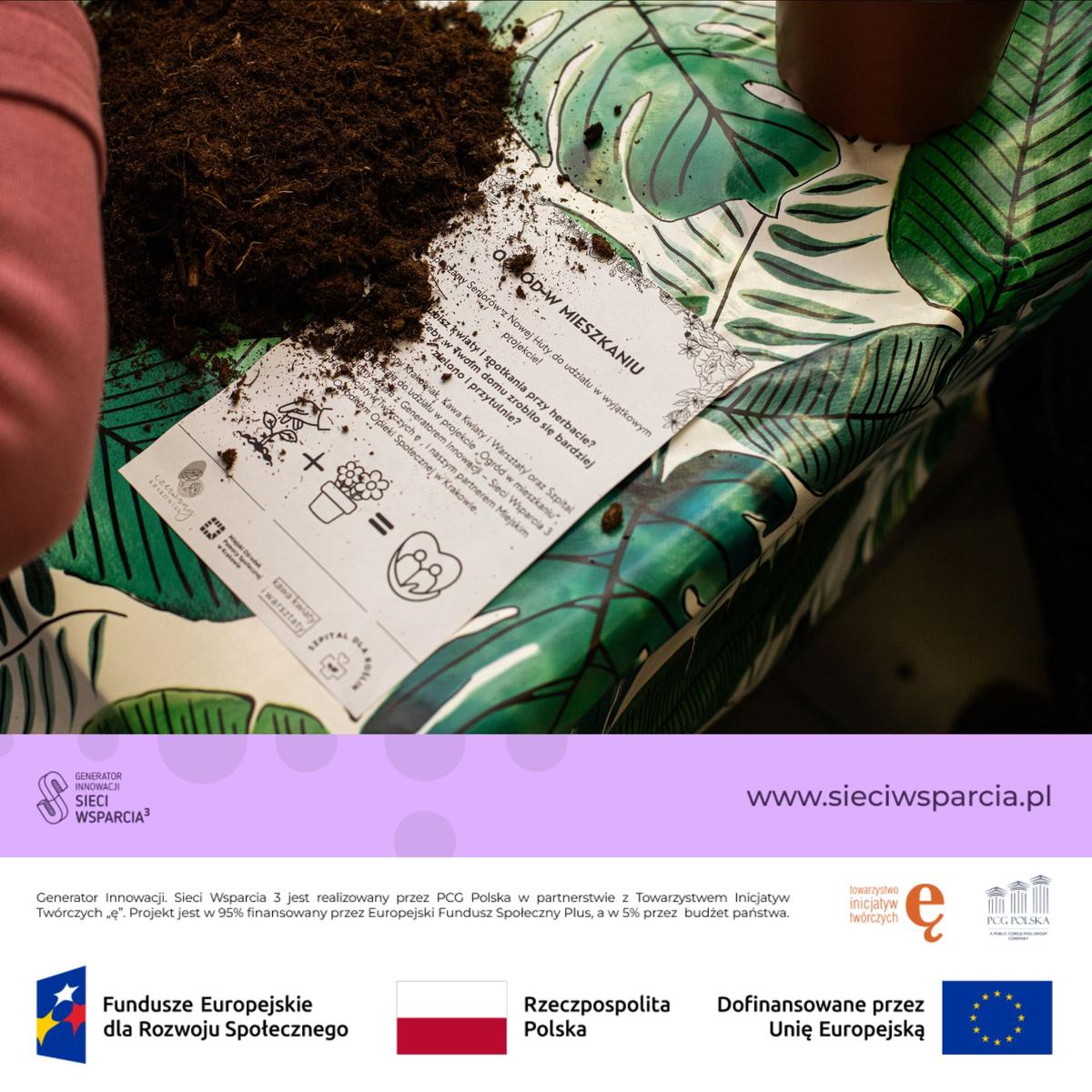 Instrukcja do sadzenia roślin podsypana ziemią leży na dekoracyjnym materiale z rysunkami liści tropikalnych.