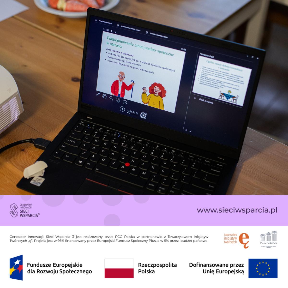 Laptop wyświetlający polską prezentację edukacyjną o funkcjonowaniu emocjonalno-społecznym w starości, umieszczony na drewnianym biurku.