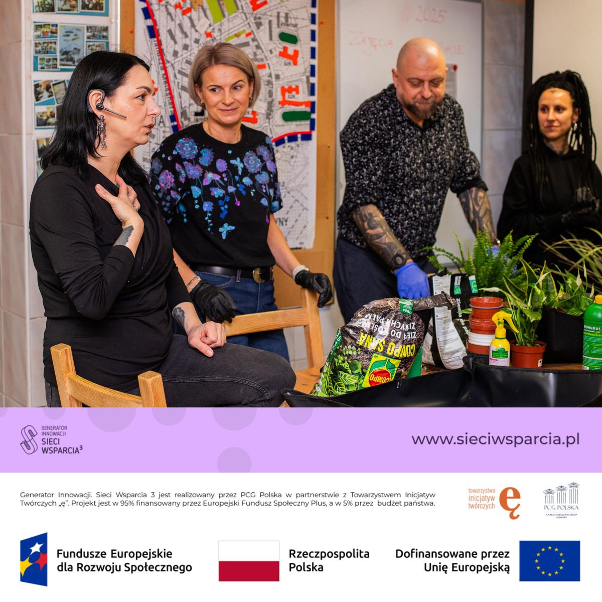 Cztery osoby uczestniczą w warsztacie edukacyjnym o uprawie roślin, dyskutując nad produktami i materiałami na stole.