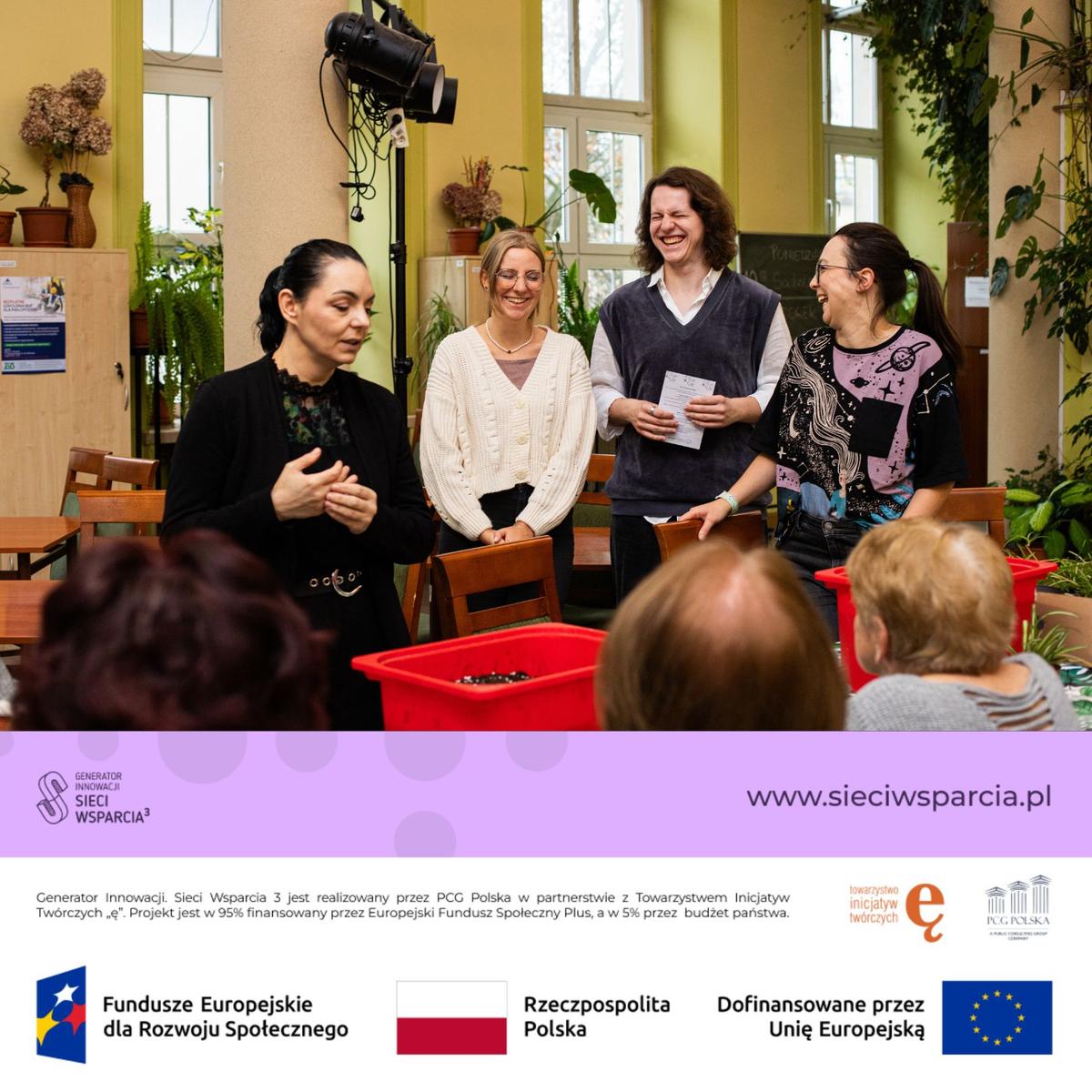 Cztery kobiety prowadzą warsztat edukacyjny dla dzieci w zielonej sali pełnej roślin, finansowanym przez Unię Europejską.