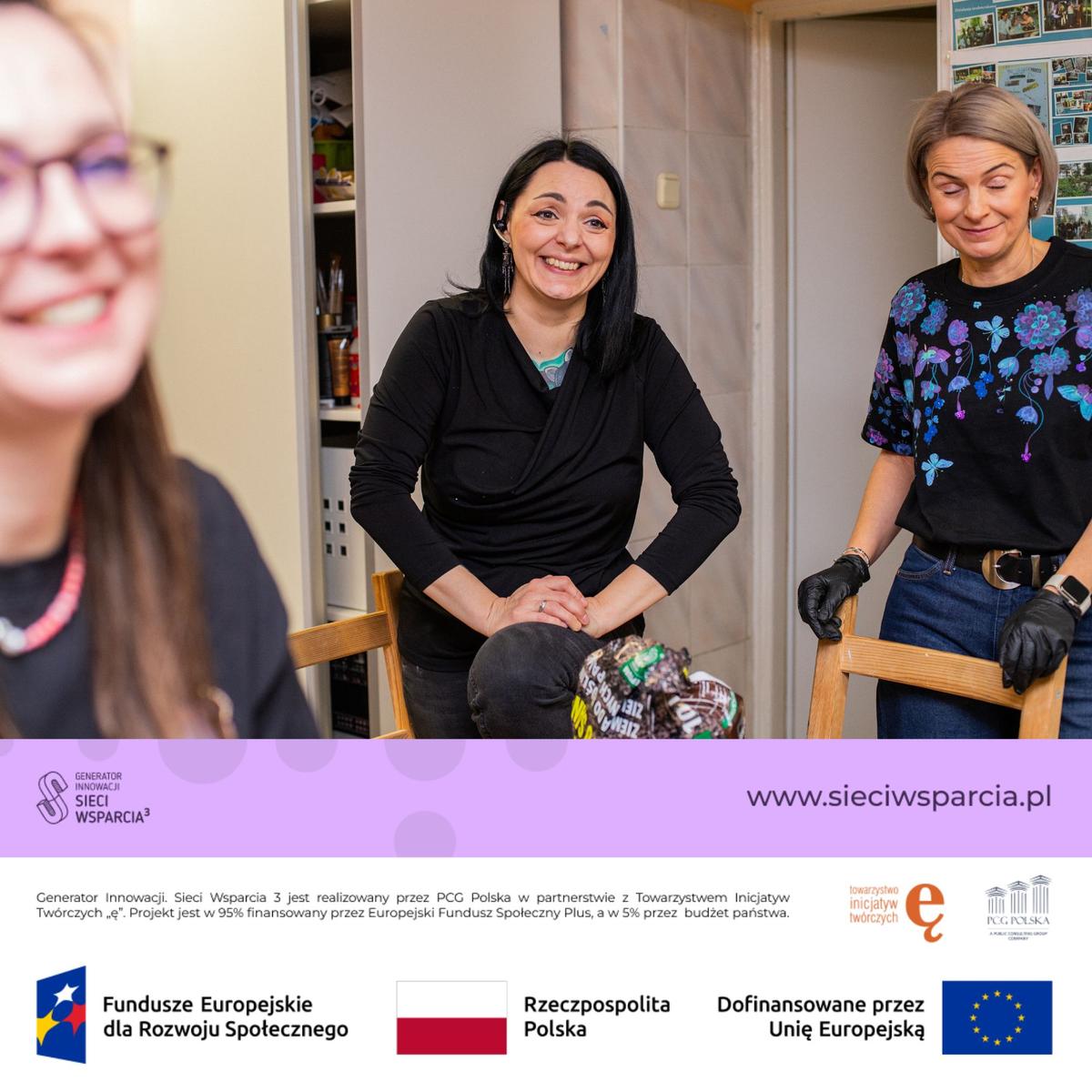 Trzy kobiety w nowoczesnym wnętrzu podczas spotkania w ramach projektu Generator Innowacji Sieci Wsparcia 3.