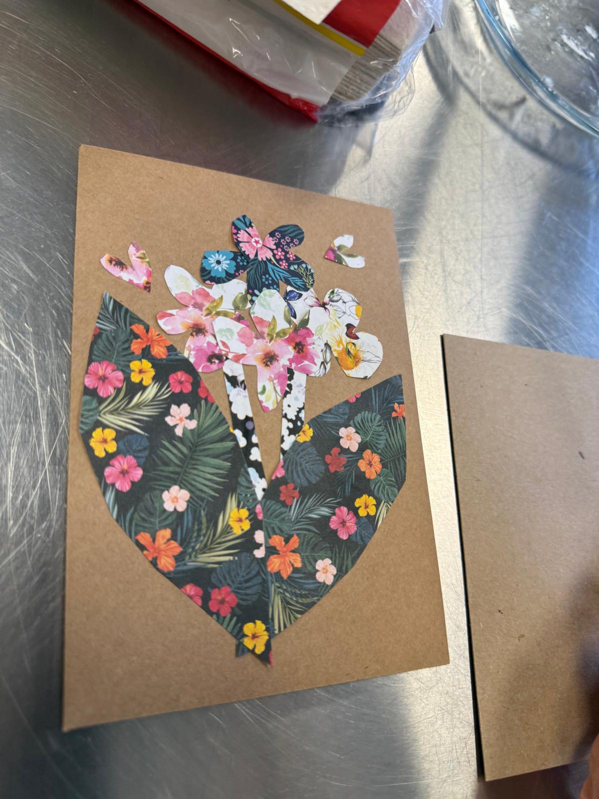 Kolaż z kwiatów i liści w kształcie serca na brązowym papierze z bukietem wyrastającym z góry.