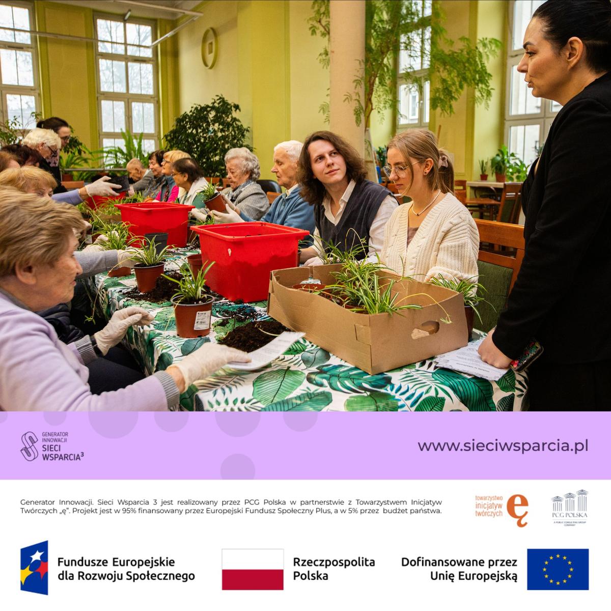 Grupa seniorów uczestniczy w warsztatach садonictwa, sadzając rośliny doniczkowe przy stołach w jasnej sali.