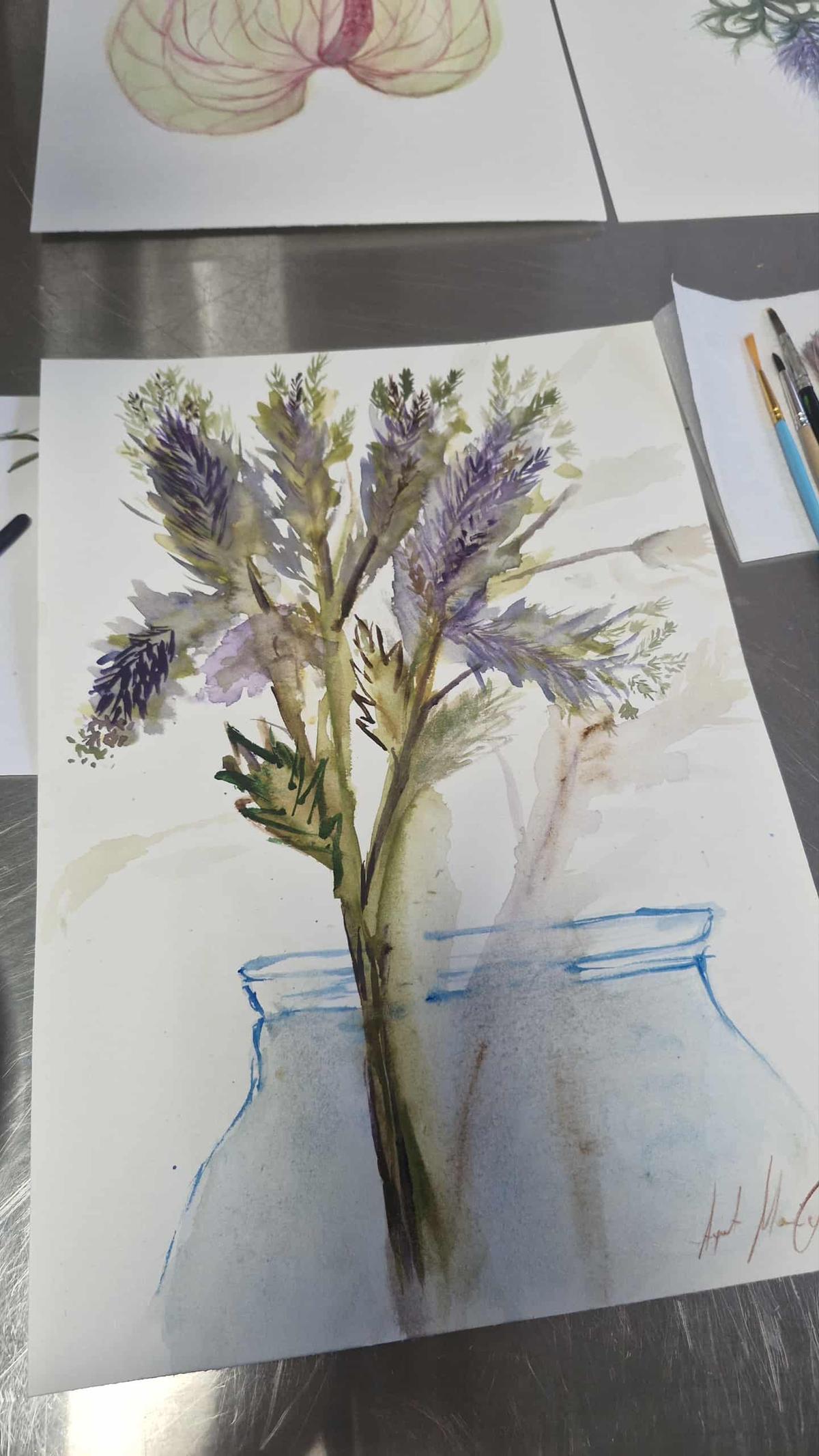 Akwarela przedstawiająca bukiet fioletowych kwiatów w szklanym słoiku z niebieskim szkicem konturu.