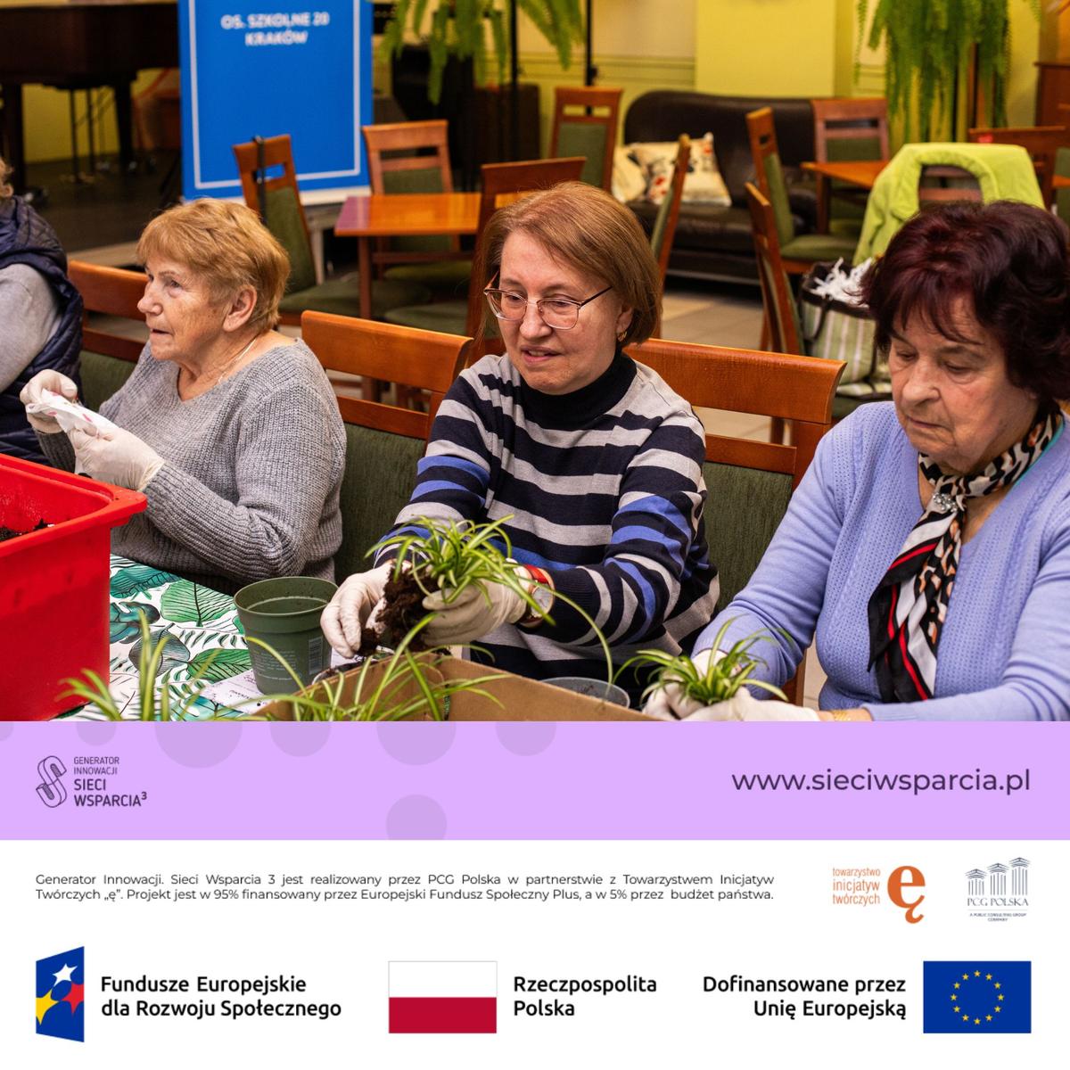 Trzy kobiety pracują przy uprawie roślin doniczkowych podczas warsztatów edukacyjnych w Krakowie.