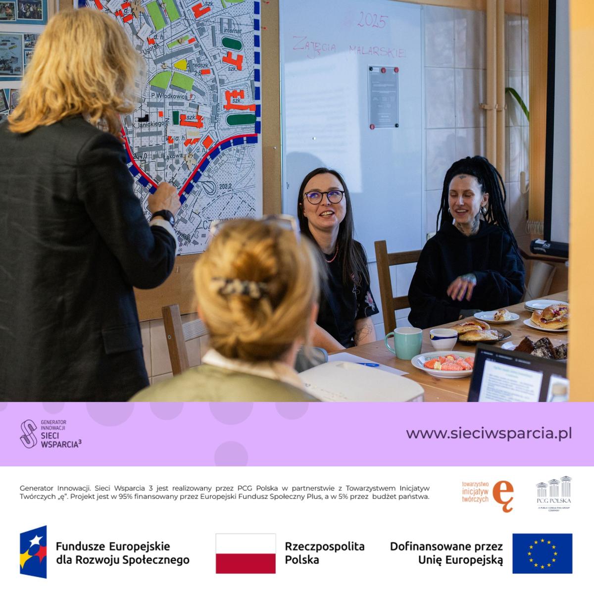 Kobieta prezentuje mapę miasta podczas spotkania z uczestnikami siedzącymi przy stole ze sniadaniem.